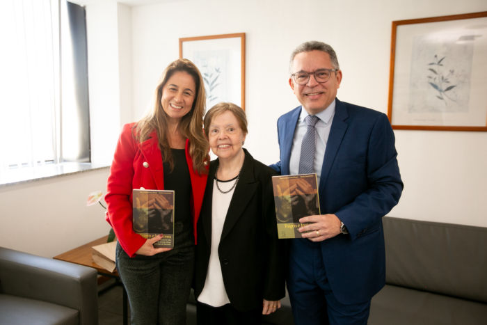O evento teve início com a presença do promotor de Justiça Luiz Cláudio Carvalho, coordenador do CAO Pessoa Idosa/MPRJ; da promotora Elisa Macedo, subcoordenadora do mesmo CAO; da professora Maria Cecília de Souza Minayo (FIOCRUZ) e do promotor Leandro Navega, Diretor do IERBB/MPRJ.
