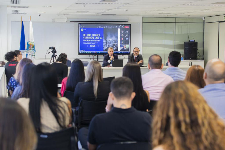 O promotor de Justiça Fabio Corrêa, coordenador do GAECO/MPRJ e organizador do curso, fez a abertura agradecendo as presenças e apresentando o palestrante. Flávio Porto foi Subsecretário de Inteligência da Secretaria de Polícia Civil, Diretor do Departamento-Geral de Combate à Corrupção, ao Crime Organizado e à Lavagem de Dinheiro (DGCOR-LD), atuou na Delegacia de Repressão a Entorpecentes (DRE) e na Coordenadoria de Recursos Especiais (CORE).