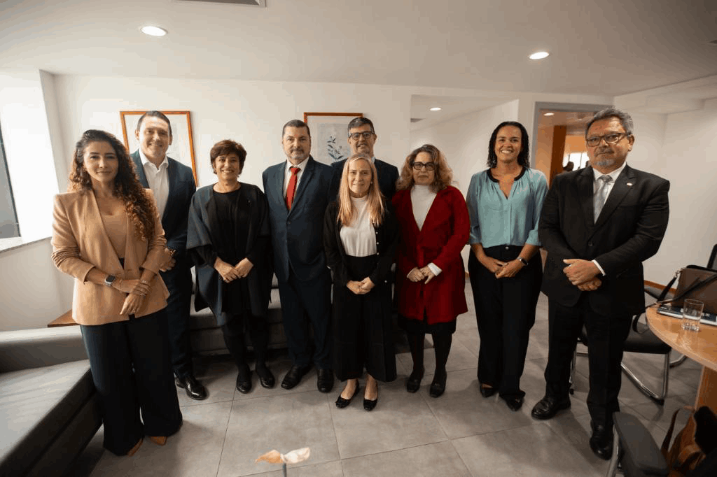 O encontro contou com a participação inicial do diretor do IERBB, o promotor de Justiça Leandro Navega, e do ouvidor do MPRJ, Augusto Vianna. Em seguida, sobre o primeiro painel, “Violência contra a mulher e suas nuances”, o procurador de Justiça do MPRJ, Antonio José Campos Moreira, trouxe uma abordagem jurídica, a partir da ótica da Lei Maria da Penha, em casos de violência doméstica.